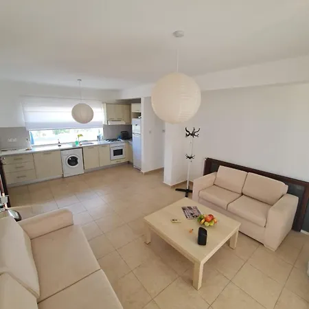 Penthouse With Rooftop Terrace Appartement Akanthou